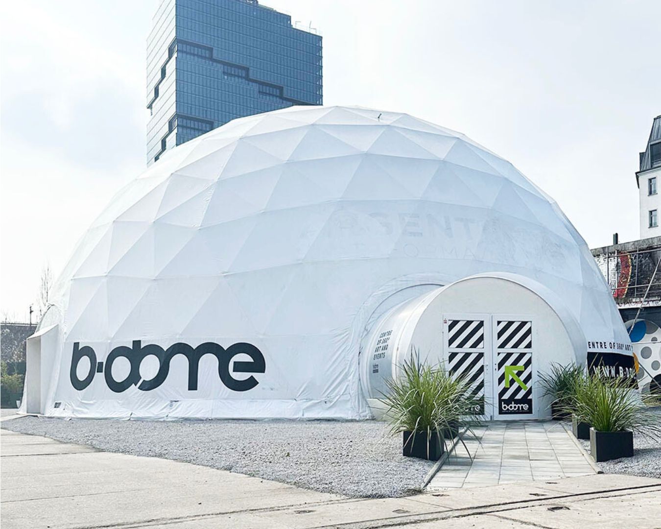 Perspektive der B-Dome-Kuppel auf dem RAW-Gelände in Berlin.