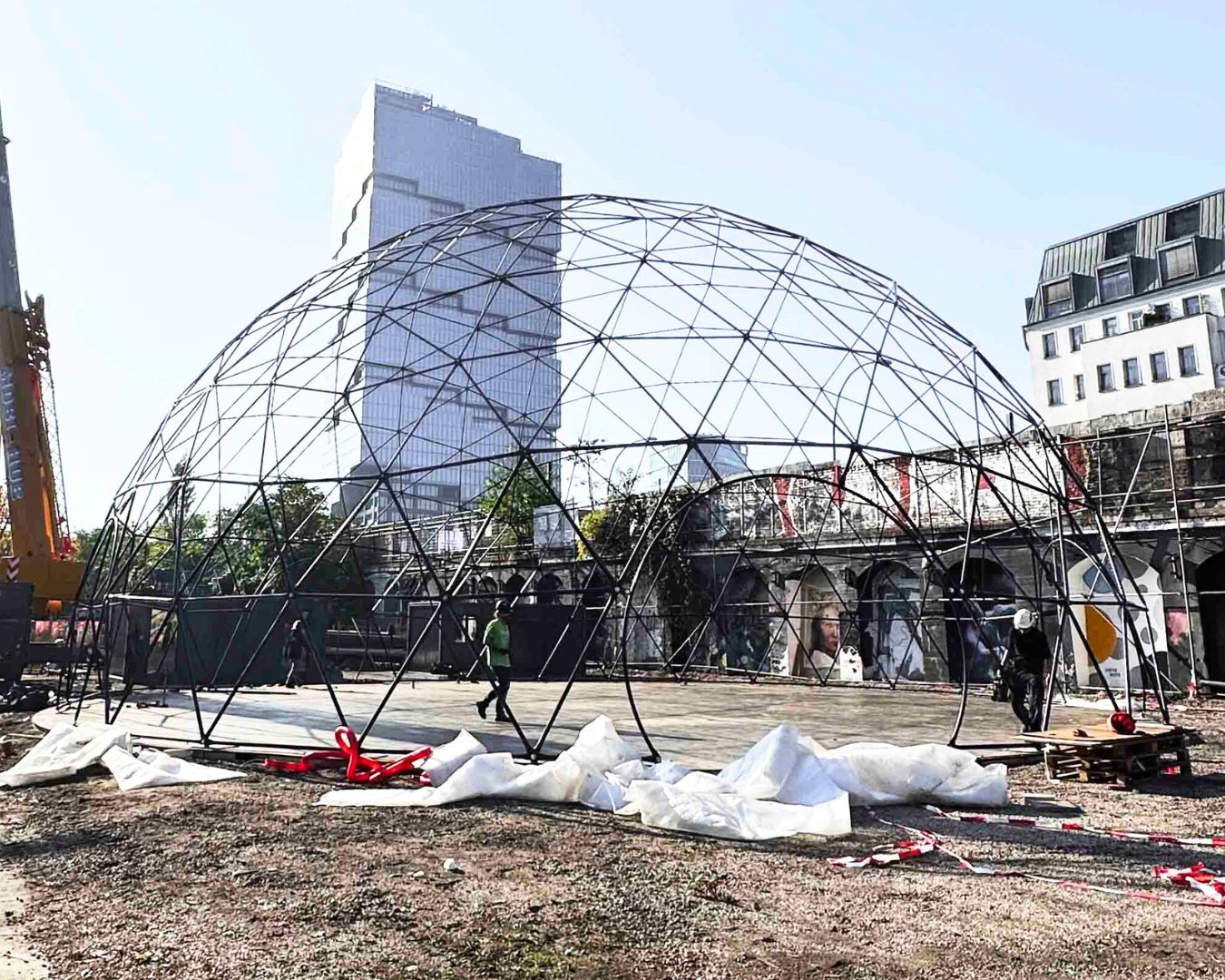Perspektive der B-Dome-Kuppel auf dem RAW-Gelände in Berlin.